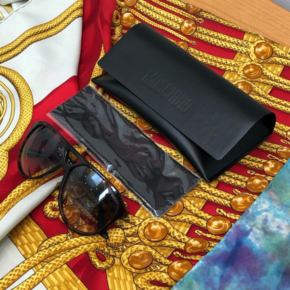 New Moschino MO768S03 Oversized Retro Sunglasses - Picture 2 of 7